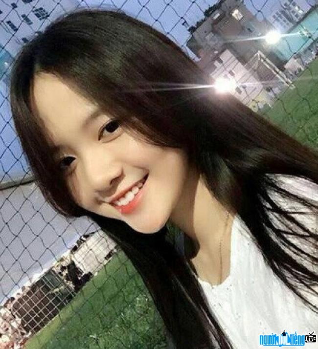  The photo at the football field caused a storm of hot girl Phuong Ngan