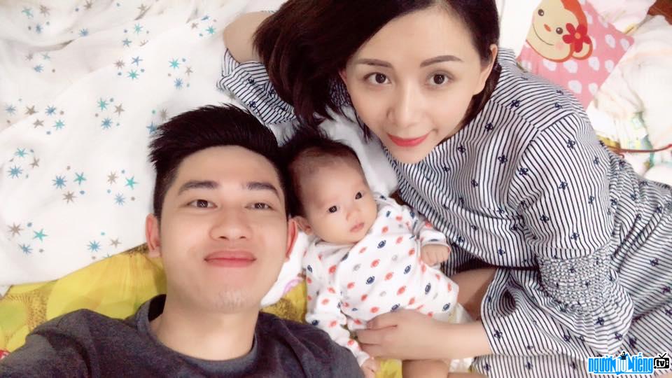 Stylist Chau Dang's photo is happy with her husband and children