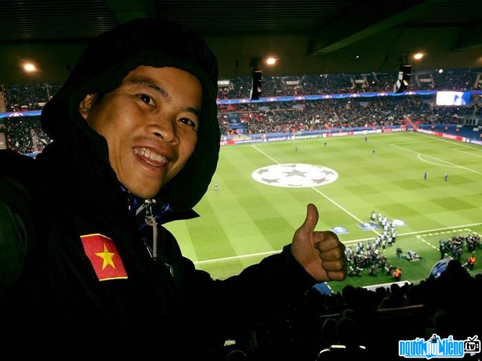  Vlogger Minh Hai wants to dedicate kind things to Vietnamese football
