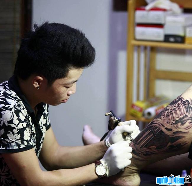  Lam Viet tattoo artist marks on the client's body