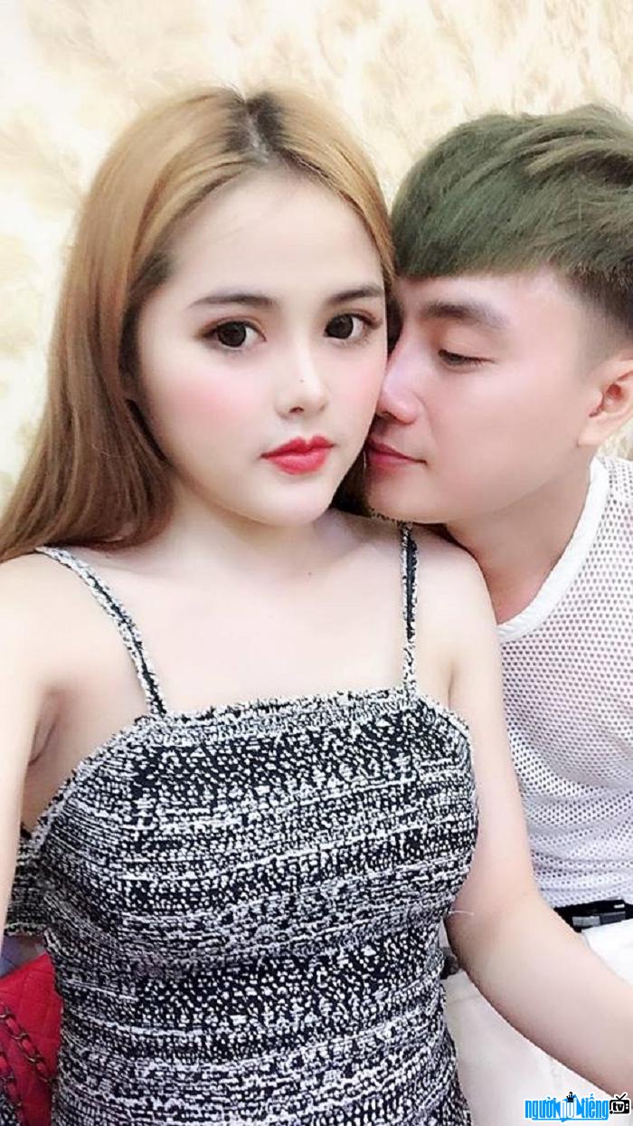  Hot girl Ha Hai Yen is affectionate with her boyfriend