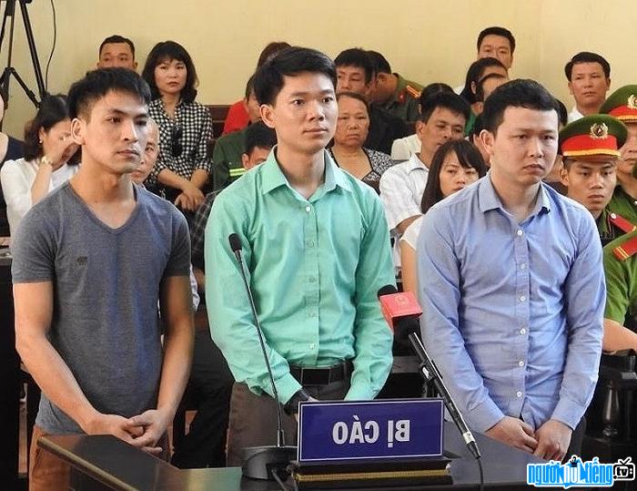 Bác sĩ Hoàng Công Lương (giữa) trong phiên tòa xét xử vụ tai biến chạy thận 8 người chết