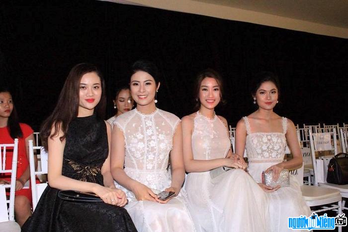  runner-up Bui Thi Van Anh took a photo with Miss Vietnam