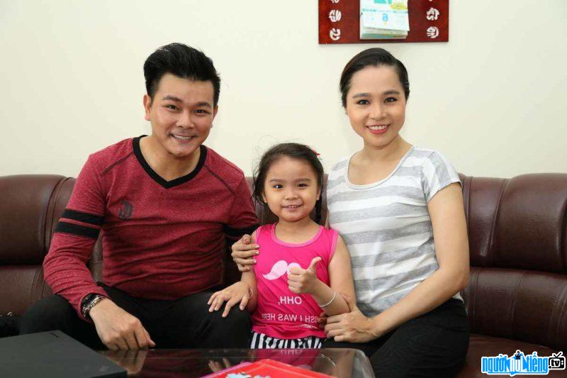  Picture of actor Linh Ty happy with his wife and daughter
