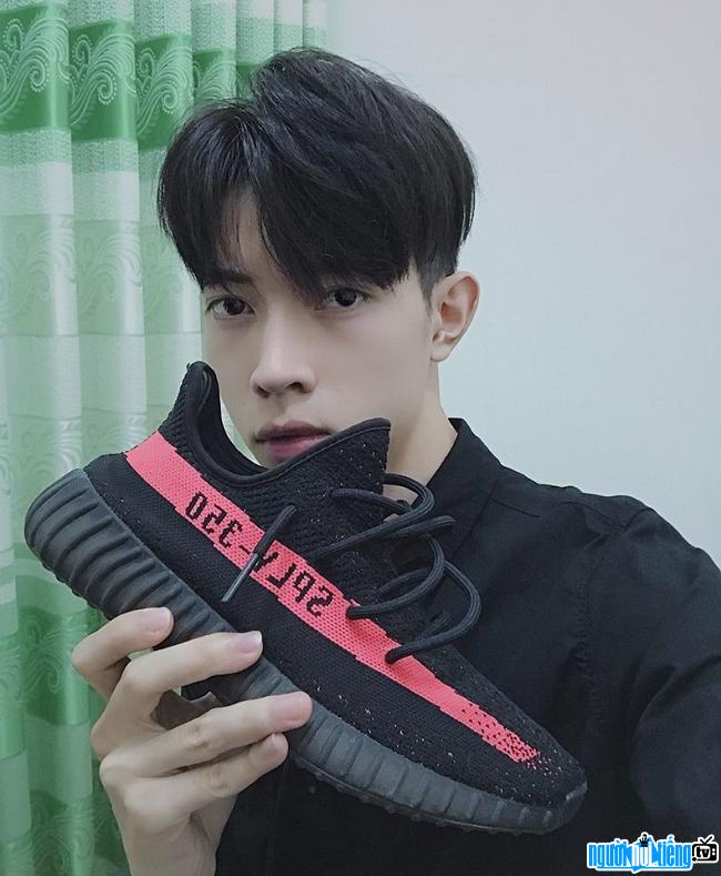 Hot boy Thiên Nguyễn nổi tiếng trong cộng đồng về giày