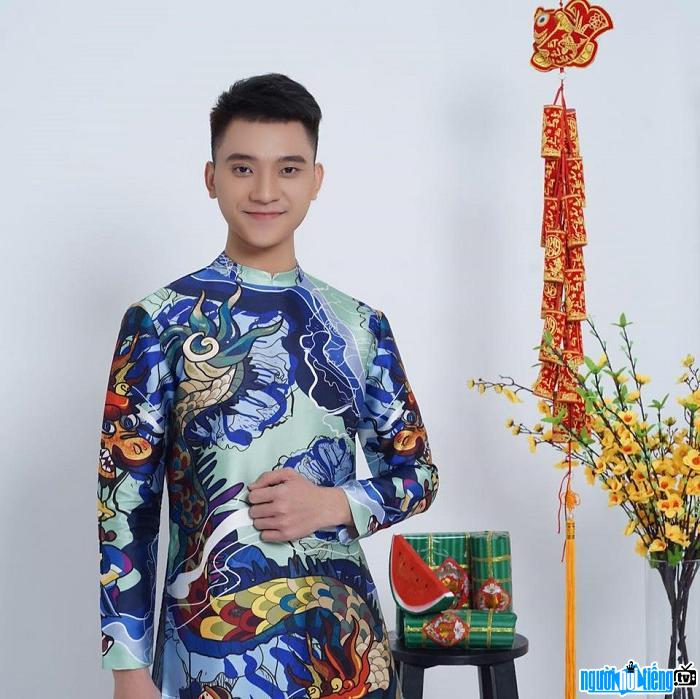  Singer Tran Trung Thuan is radiantly welcoming the spring