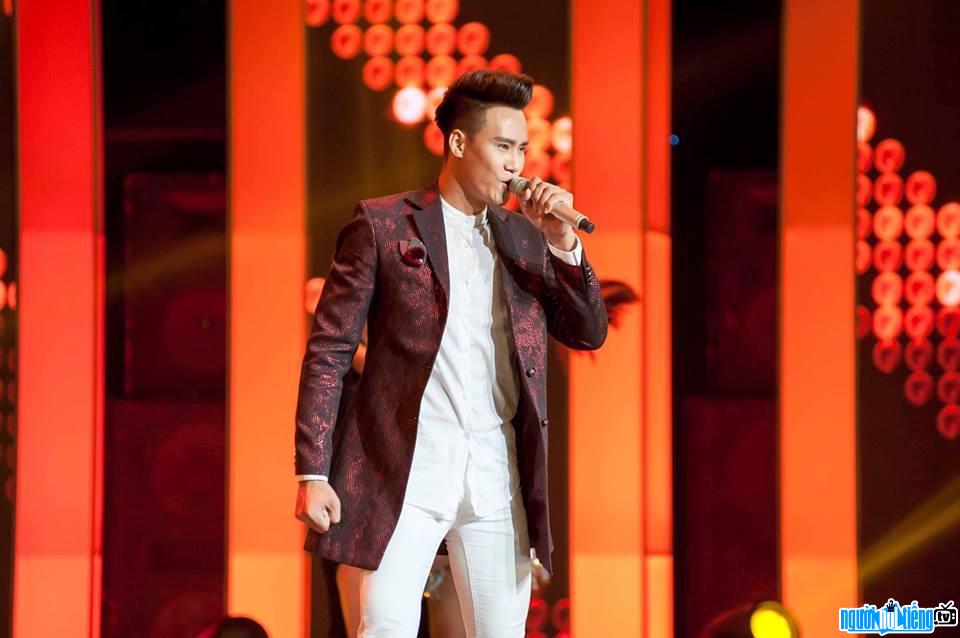 Hình ảnh ca sĩ Nguyễn Hùng Cường đang biểu diễn trên sân khấu