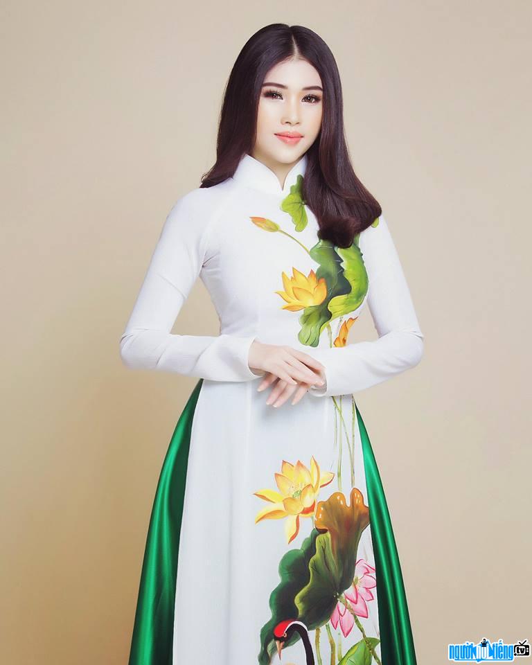  Picture of beautiful Pham Hoang Diem My gentle with traditional ao dai
