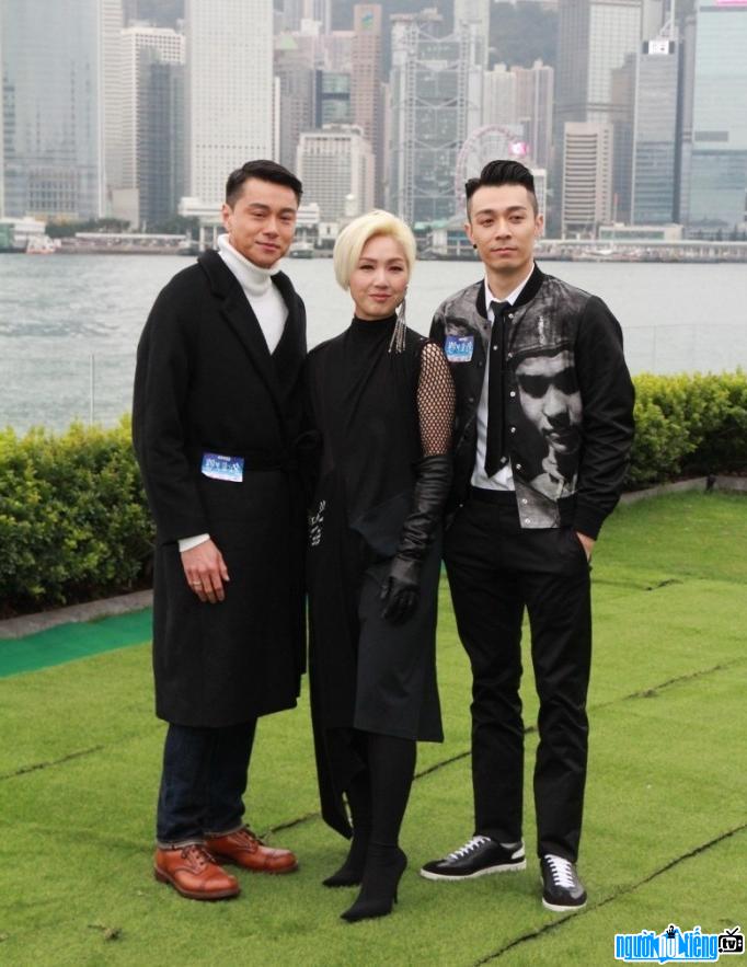 Bức ảnh diễn viên Dương Thiên Hoa và hai nam diễn viên của "Người đàn bà đa năng"