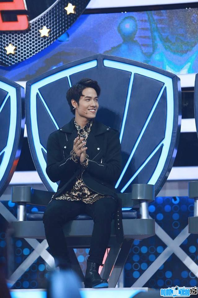  Picture of singer Dang Quan Pino on a chair The star of the Invincible Voice 2018