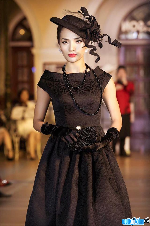  Picture of model Cu Ngoc Quy beautiful and noble with black tone