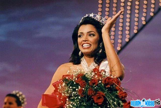  Chelsi Smith's image in the moment of being crowned Miss
