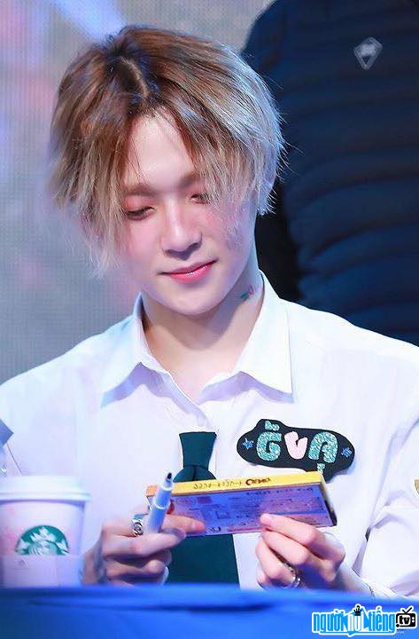  E'dawn's contract was terminated by Cube company because of dating HyunA