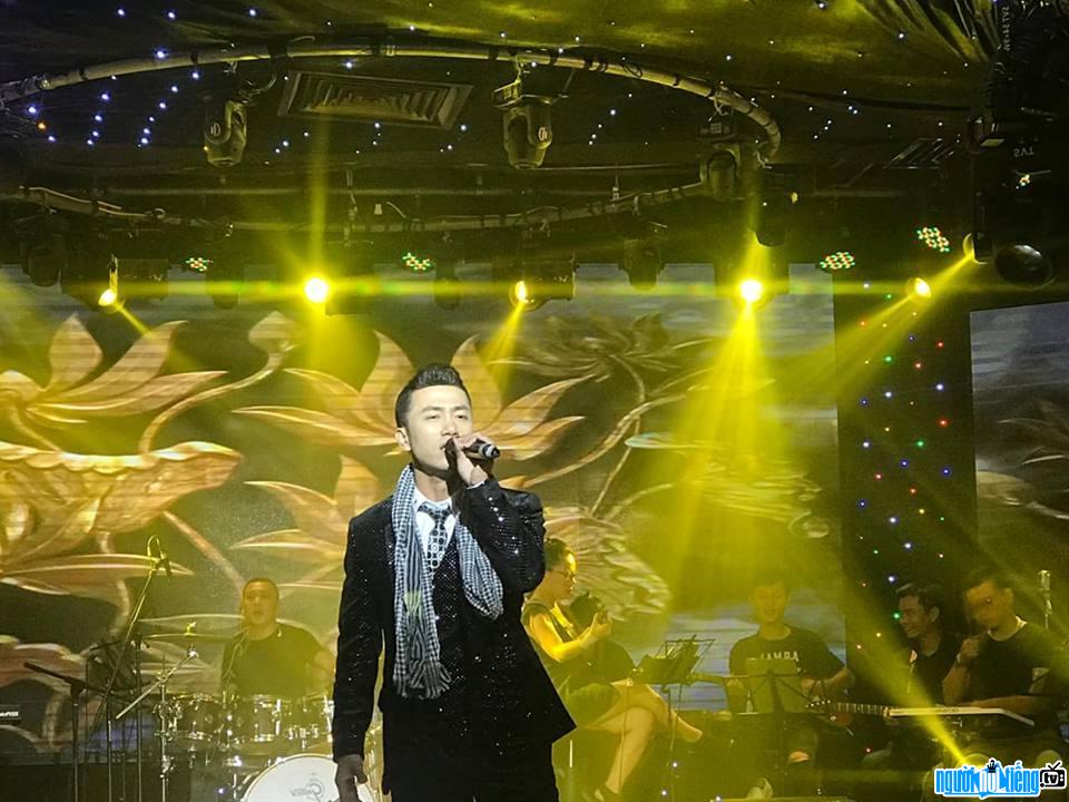  Picture of singer Thien Bao Bolero performing on stage