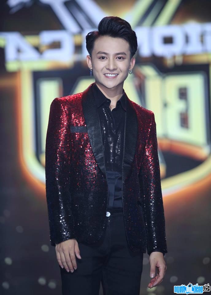  Image of singer Henry Pham on stage Mysterious voice