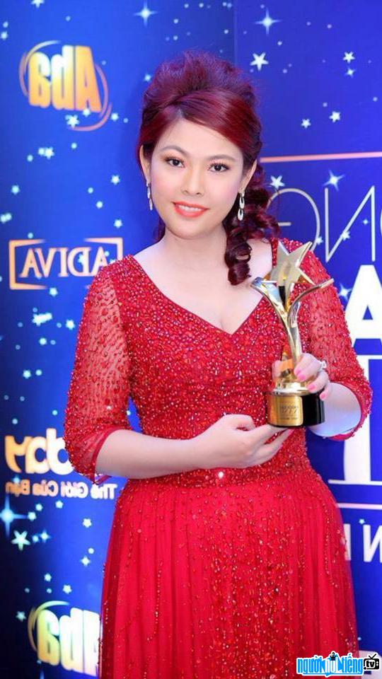 Hình ảnh Hoa khôi Kim Thanh Thảo nhận giải thưởng Ngôi sao xanh 2014