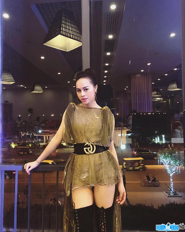 Picture of singer Huyen Anh Yoko showing off her sexy curves