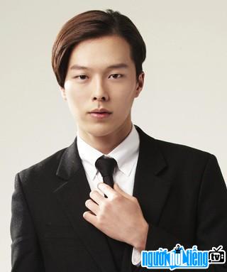Jang Ki Yong is considered a new generation of handsome men in the Korean entertainment industry