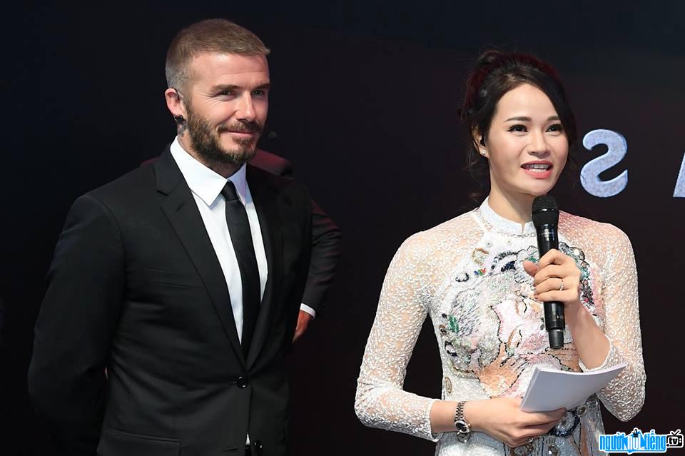BTV Thu Hương dẫn chương trình tại lễ ra mắt xe VinFast tại Paris Motor show