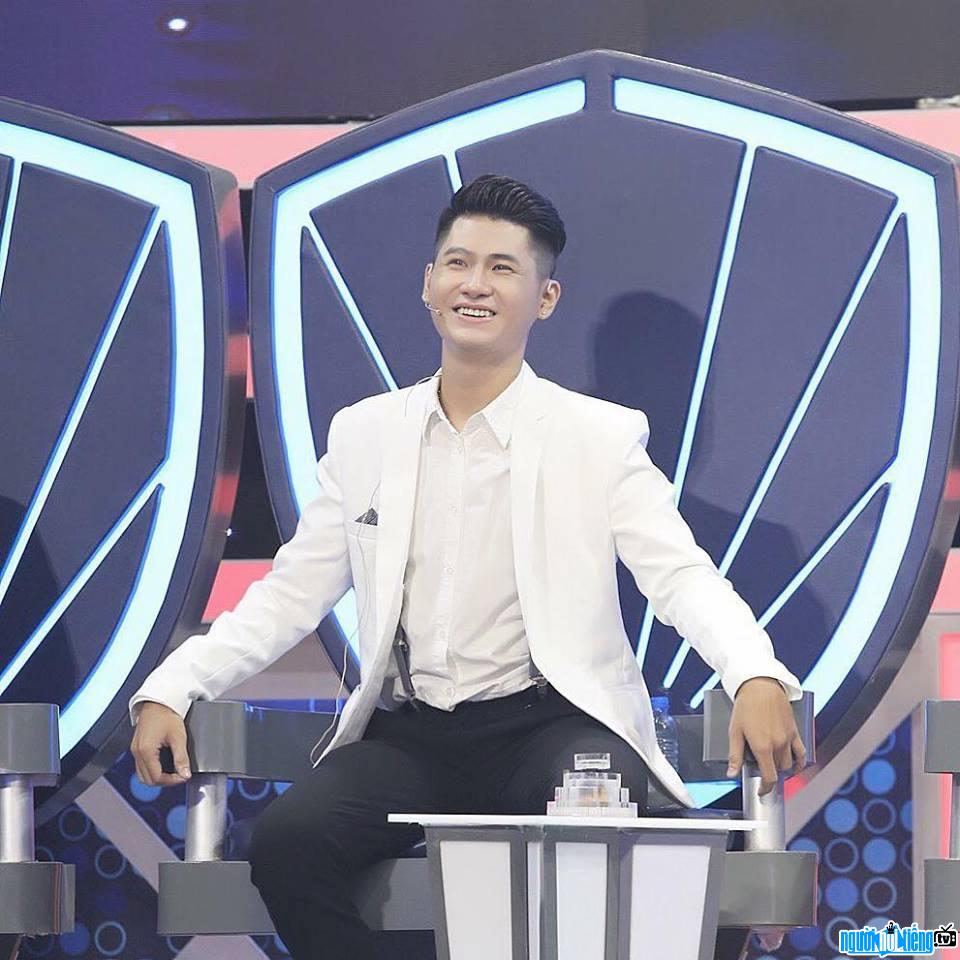  Picture of singer Tuan Hieu in the show Unbeatable Voice