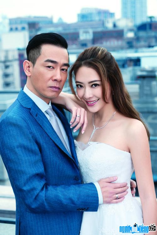 A photo of actor Tran Tieu Xuan lovingly with his wife