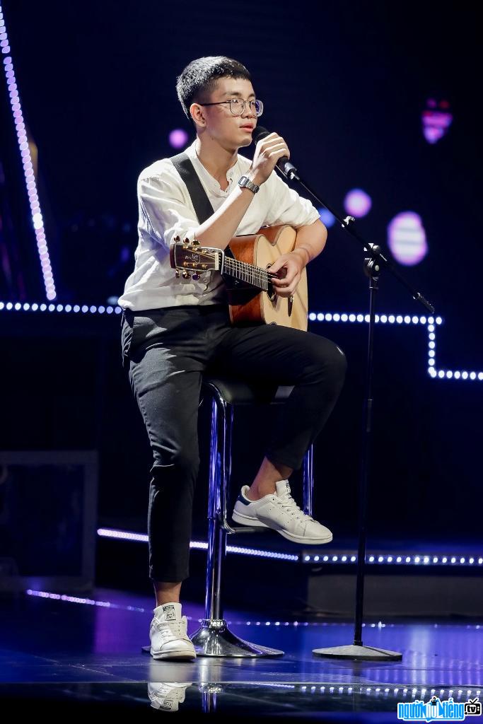  Picture of singer Huynh Quoc Dat on The Debut stage