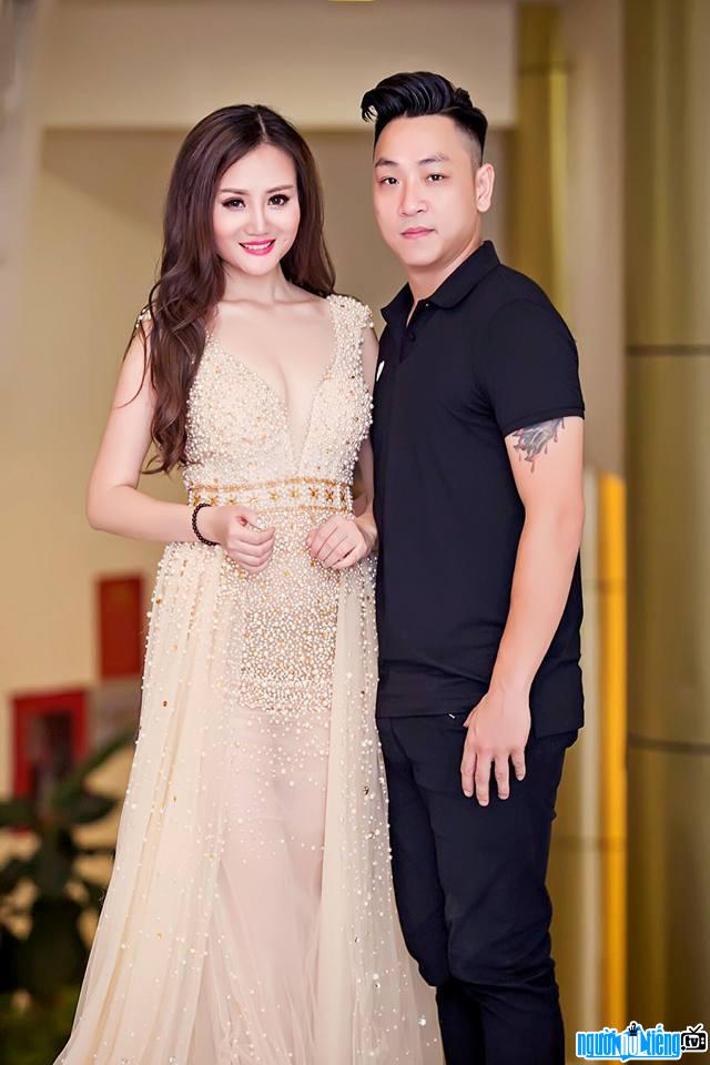  Picture of actor Phung Cuong lovingly with his wife