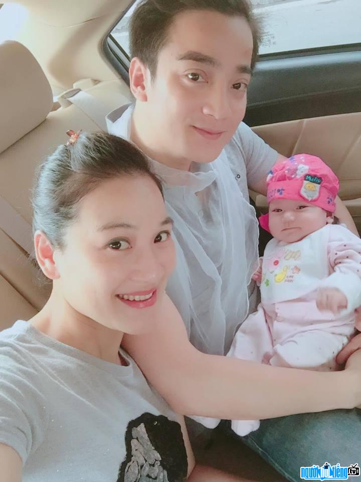  Photo of actor Lam Cuong with his wife and daughter