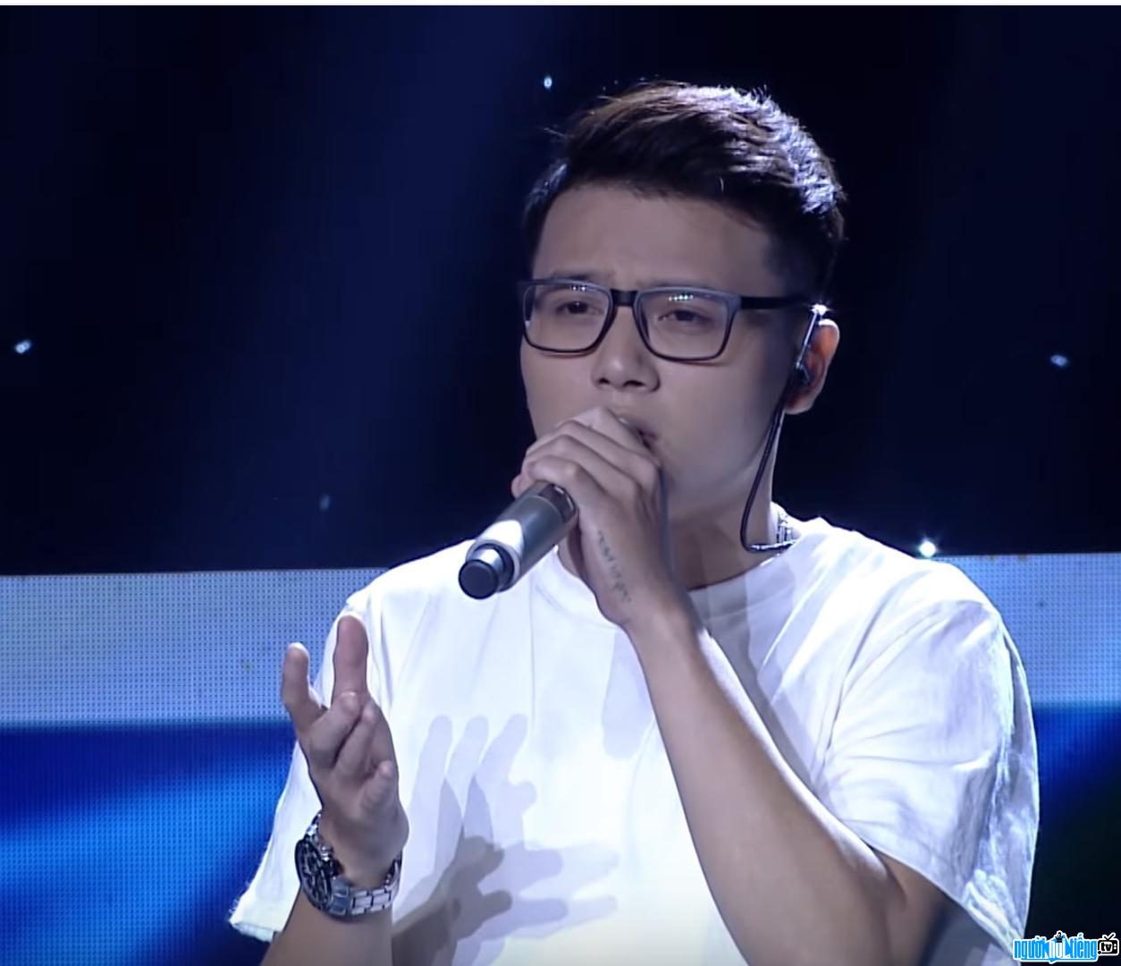  Picture of singer Duong Thuan in The Voice 2017 show