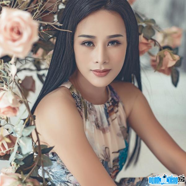  Close-up of the beautiful beauty of singer Viet Hoan's wife