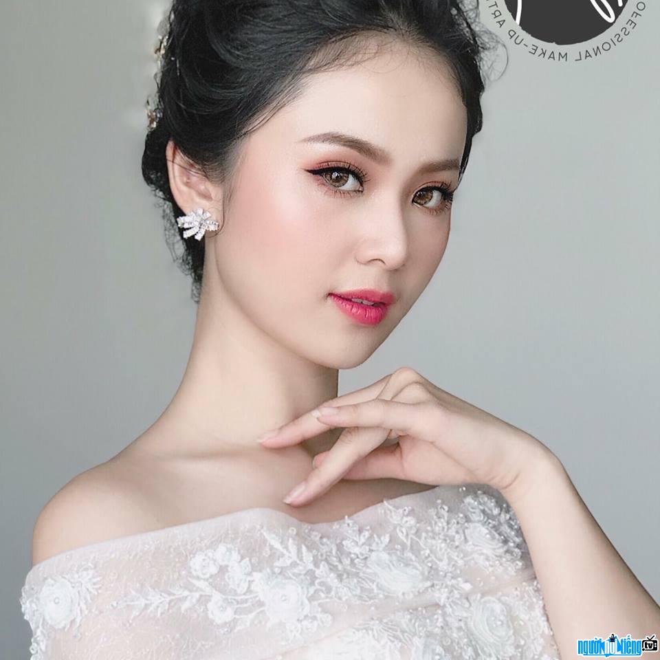Cận cảnh nhan sắc xinh đẹp của hoa khôi Hồ Phương Linh