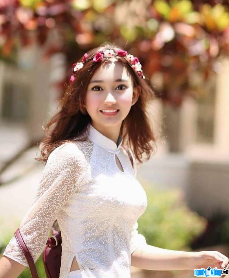 Hình ảnh hot girl Ngọc Minh đẹp tinh khôi với áo dài trắng