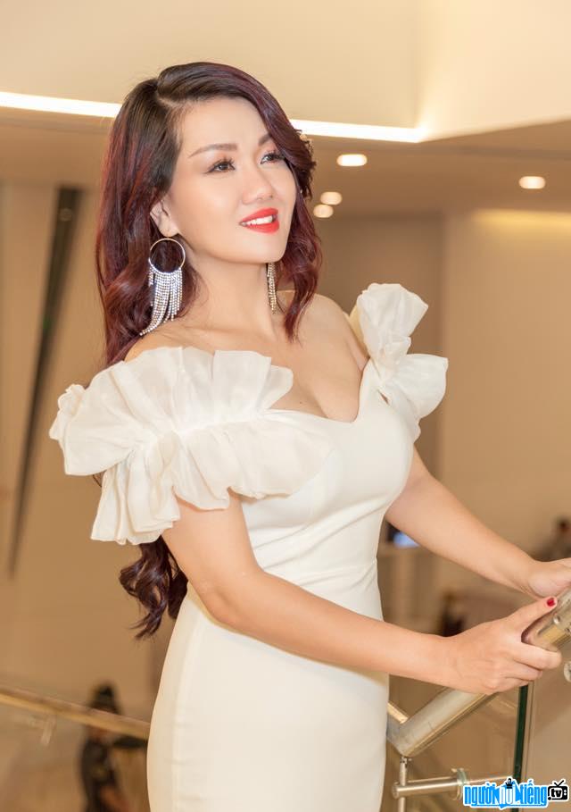 A new image of singer Anna Lan Ngoc