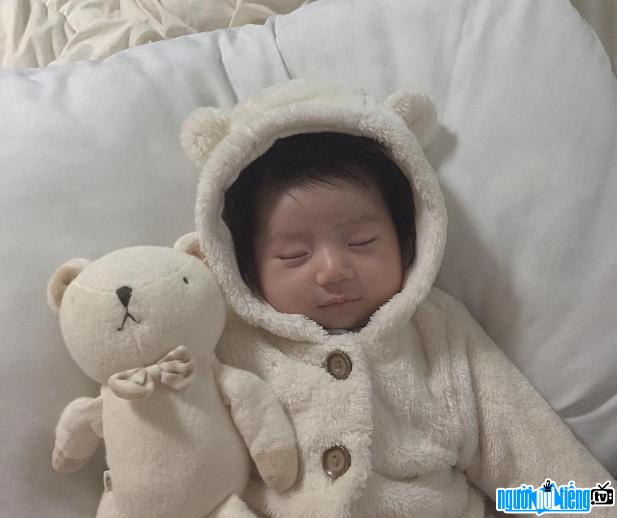 Jung Jihoo đáng yêu cả khi đang ngủ