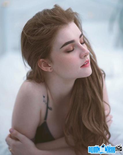 Model Jessie Vard's divine side profile picture