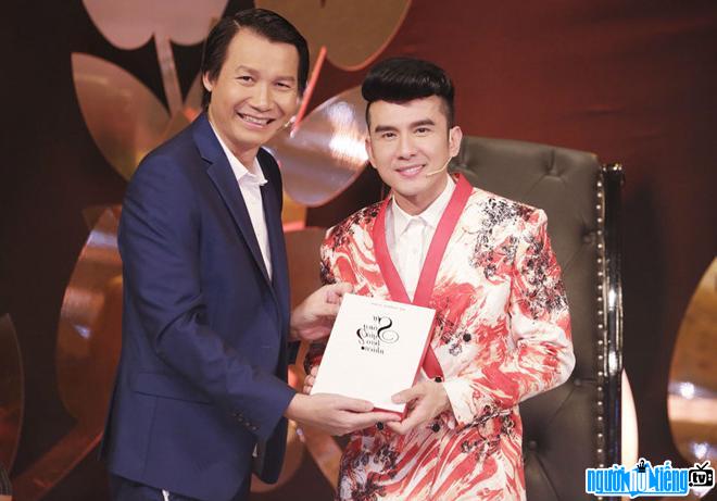  Photo of artist Vu Thanh Vinh and singer Dan Truong