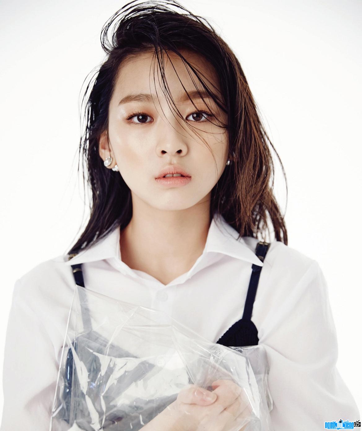  Image of child star Lee Soo Min with a professional demeanor
