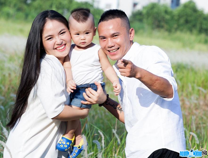 Bức ảnh ca sĩ Tú Dưa hạnh phúc bên vợ trẻ và con trai