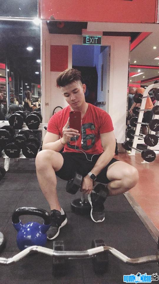  Hot boy Duong Quoc Dat Working hard at the gym to have a beautiful body