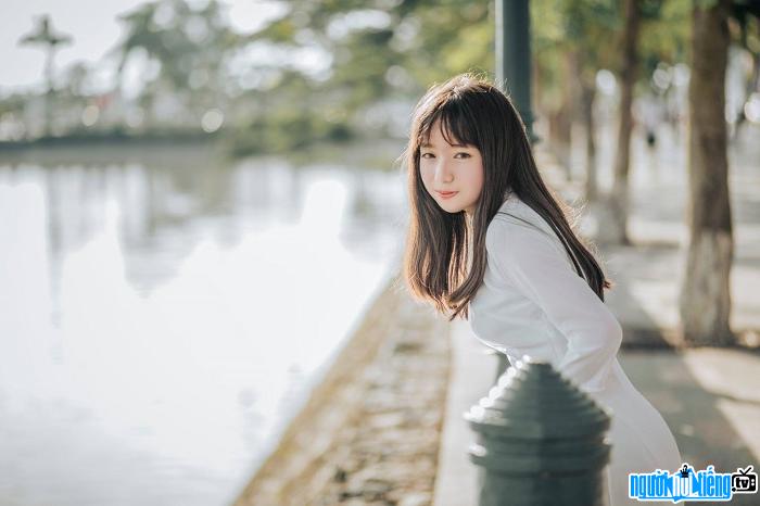 Hot girl Sara Nguyễn đẹp tinh khôi trong áo dài trắng