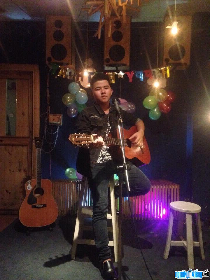  Picture of singer Dinh Truong at his birthday party