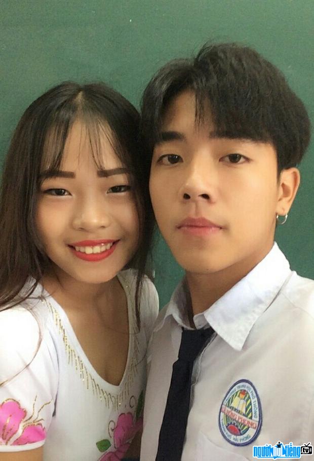 Hot boy Tung Duong taking pictures with classmates