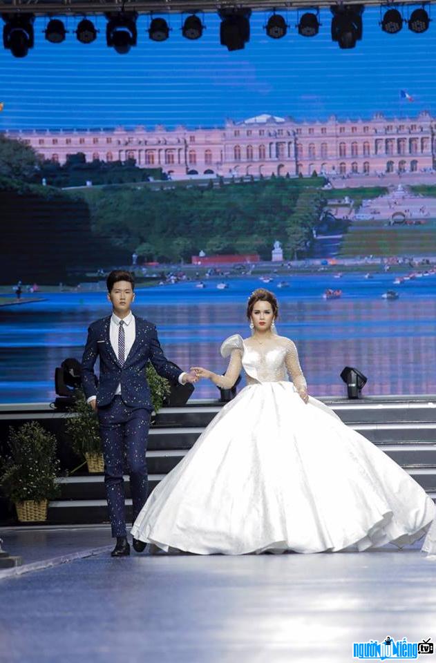  Picture of Miss Ly Thu Kieu confidently performing on the catwalk