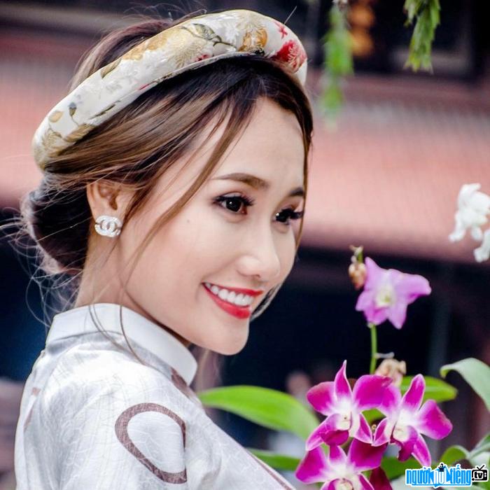  Miss Huynh Thi is gentle in a traditional ao dai