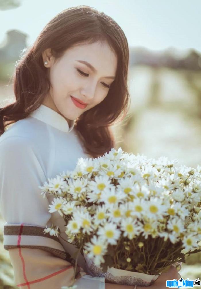  Hot girl Ha Vu is gentle with daisies