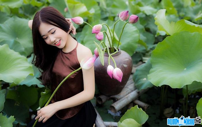  Hot girl Do Ha Trang is gentle with lotus flowers