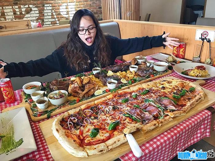Food blogger Vũ Mỹ Linh bắt kịp xu hướng ẩm thực rất nhanh