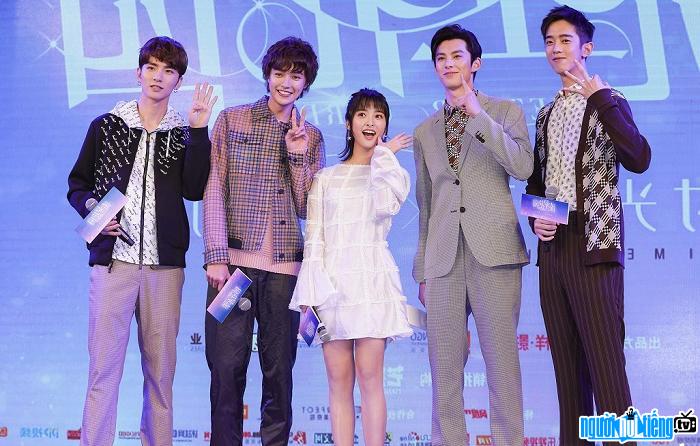  Quan Hong and the cast in Meteor Garden 2018