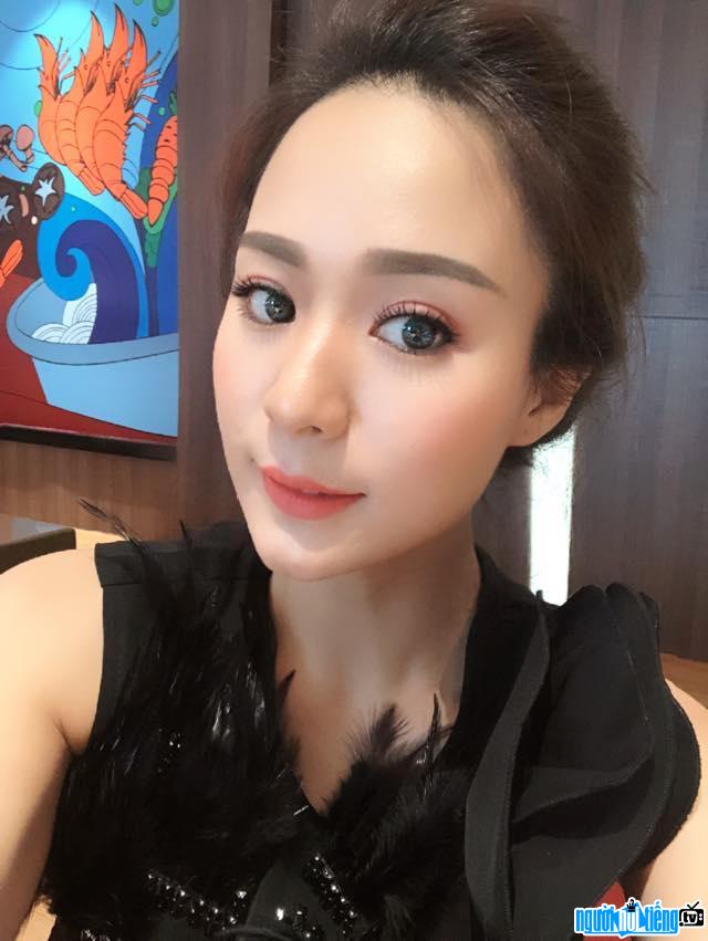  Close-up of a girl's beautiful face raising artist Hoai Linh