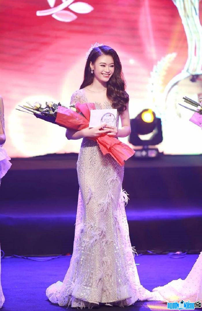  Hot girl Nguyen Thi My Linh received the award of the Music Academy Talent and Charm contest